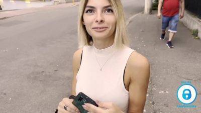 In Giro Per Bucarest, Ragazza Rimorchiata Sul Taxi E Portata A Cena. Dialogo In Italiano. Outdoor - hotmovs.com - Italy